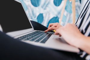 Opis produktu a copywriting w erze GEO i SEO: jak tworzyć treści, które sprzedają i są widoczne lokalnie